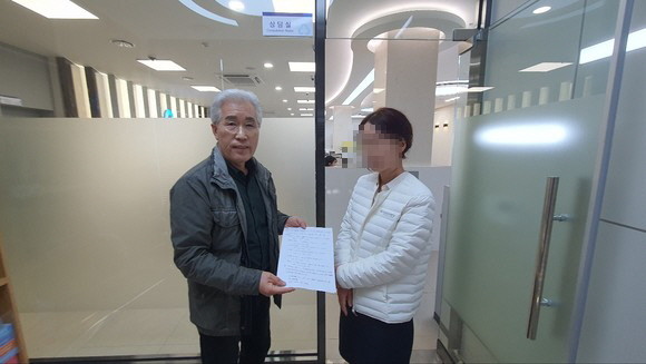 지난 20일 영일새마을금고 선관위측에 이의신청서를 제출하는 박경태 이사장 후보(왼쪽) 모습. = 김진호 기자