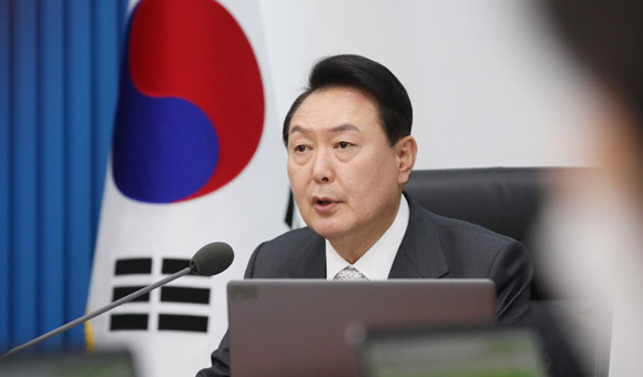 윤석열 대통령은 21일 용산 대통령실에서 주재한 국무회의에서 "노동 개혁을 위해서는 노조 회계의 투명성 강화가 이뤄져야 한다"고 재차 강조했다. ⓒ 연합뉴스