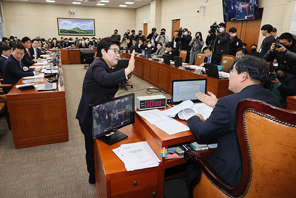 국회 환경노동위원회에서 노동조합법 2·3조를 개정하는 노란봉투법이 야당 주도로 의결됐다. ⓒ 연합뉴스