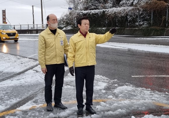 조규일 시장이 폭설 도로 현장을 점검하고 있다. ⓒ 진주시