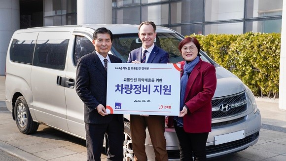 AXA손해보험이 굿피플과 협업해 교통 취약계층의 교통안전을 위한 차량점검 및 유지보수 지원 사업을 진행한다. (좌측부터 임승택 굿피플 국장, 기욤 미라보 AXA손해보험 대표이사, 조성애 바오로교실재활센터 원장). ⓒ AXA손해보험