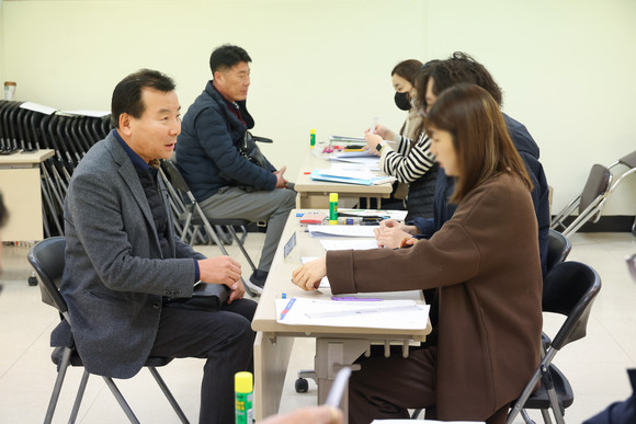 21일 최동관 前 지점장이 포항북구선관위에서 포항농협조합장 후보 등록을 하고 있다. = 김진호 기자