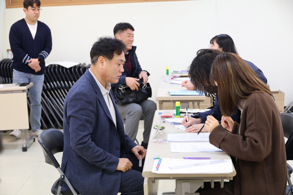 21일 윤광백 포항시 4-H본부회장이 포항북구선관위에 신포항농협조합장 후보 등록을 하고 있다. = 김진호 기자