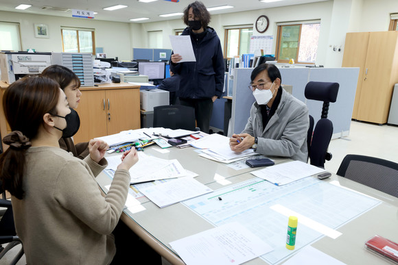 21일 손병욱 現 포항시산림조합장이 포항북구선관위에서 조합장 후보등록을 하고 있다. = 김진호 기자