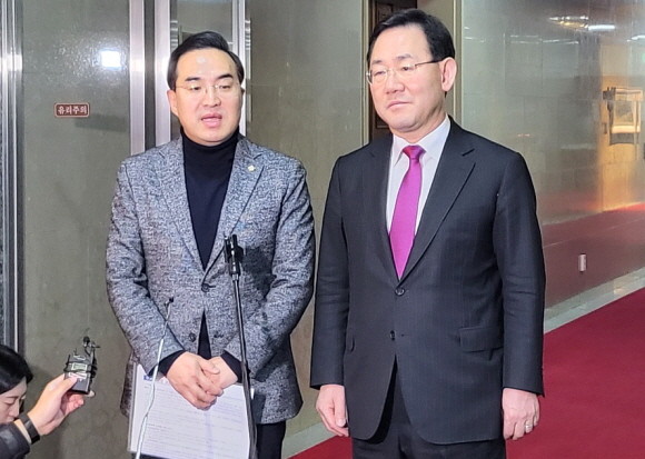 박홍근 더불어민주당 원내대표와 주호영 국민의힘 원내대표가 22일 국회의장실에서 회동했다. = 박성현 기자