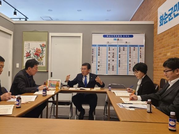 신정훈 의원이 14일 국지도 58호선 화순 도암~춘양 국가계획 반영을 위해 전남도 유호규 건설교통국장 등 관계자들을 화순 지역위원회 사무실로 불러 대책 마련을 논의하고 있다. ⓒ 신정훈 의원실