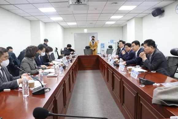 더불어민주당 신정훈 의원은 22일 국회에서'불합리한 농사용 전기요금 적용기준 개선'을 주재로 긴급 간담회를 개최했다. ⓒ 신정훈 의원실