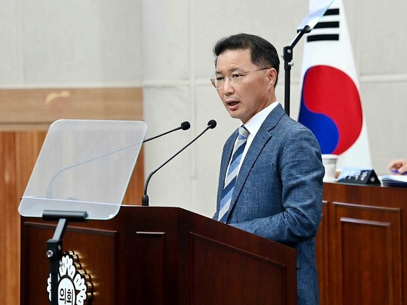 최동환 의원이 사천시민 20만원 긴급생활안정지원금 지원에 대해 5분 발언하고 있다. ⓒ 프라임경제