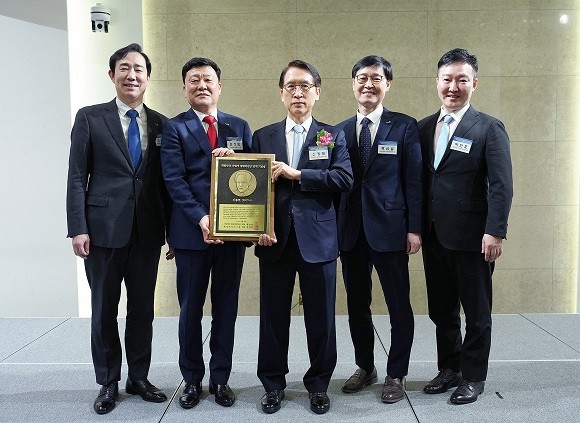 22일, 서울 서대문구 연세대학교에서 열린 '대한민국 기업가 명예의 전당' 헌액식에서 신창재 교보생명 회장(가운데)을 비롯한 교보생명 임원들이 헌액 기념패를 들고 기념촬영을 하고 있다. ⓒ 교보생명