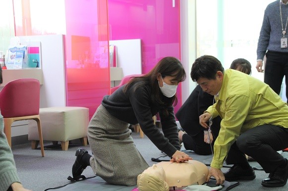 21일, 흥국생명 임직원이 흥국생명 본사에서 진행한 안전사고 예방교육에 참여하고 있다. ⓒ 흥국생명