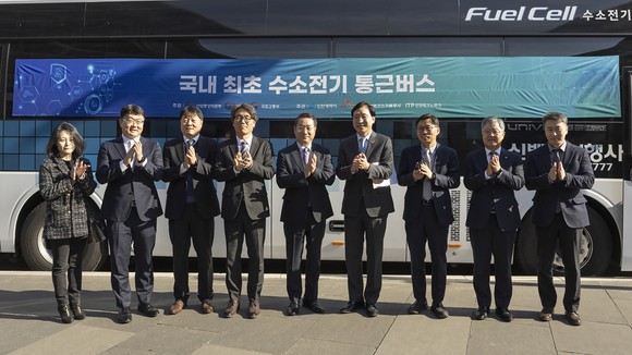 인천시 연수구 송도컨벤시아에서 열린 '2023 인천 액화수소 포럼'에 앞서 참석자들이 국내 최초 수소전기 통근버스 앞에서 기념 촬영을 하고 있다. ⓒ SK E&S