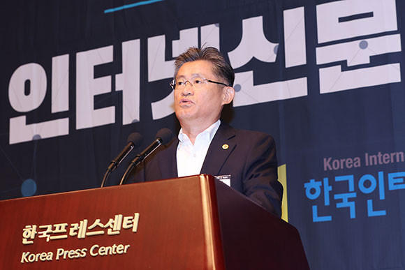 이의춘 한국인터넷신문협회 회장은 23일 계류 중인 신문법 개정안 처리를 촉구했다. ⓒ 연합뉴스