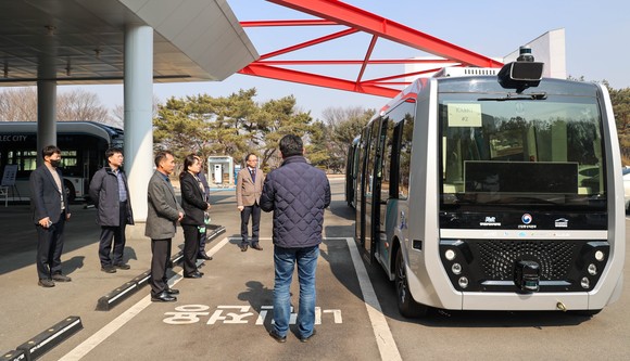 윤순희 차장은 24일 한국자동차연구원의 수소연료전지 시험실과 자율주행차량 개발현장을 둘러보고 있다. ⓒ 새만금개발청