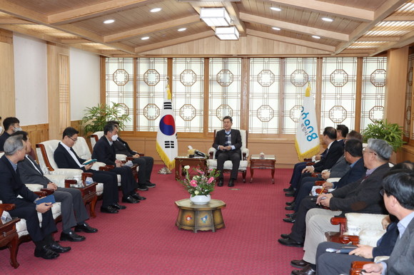 24일 이강덕 포항시장이 시장실에서 간부 공무원 회의를 주재하고 있다. ⓒ 포항시