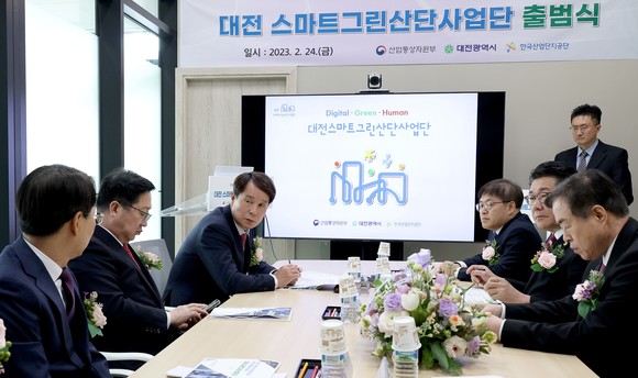 이상래 의장은 24일 가온비즈타워에서 열린 대전스마트그린산단 사업단 출범식을 논의 하고 있다. ⓒ 대전시의회