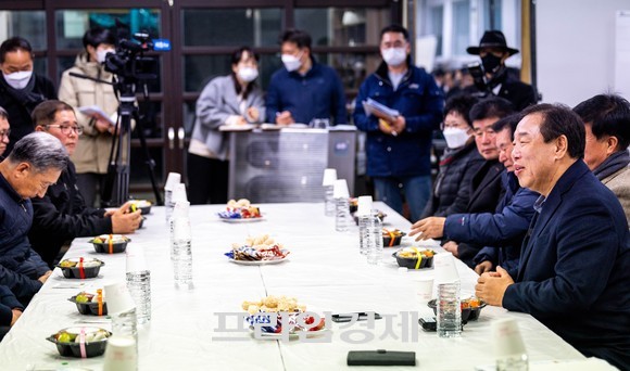 지난 24일 등곡3리 마을회관에서 최민호 시장이 주민들과의 대화를 하고 있다. ⓒ 프라임경제