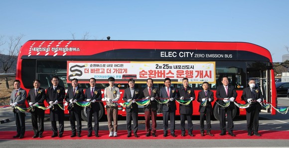 지난 24일 충남도서관에서 내포신도시 순환버스 개통식에서 관계자들이 테이프 커팅 후 단체 기념촬영을 하고 있다. ⓒ 충남도