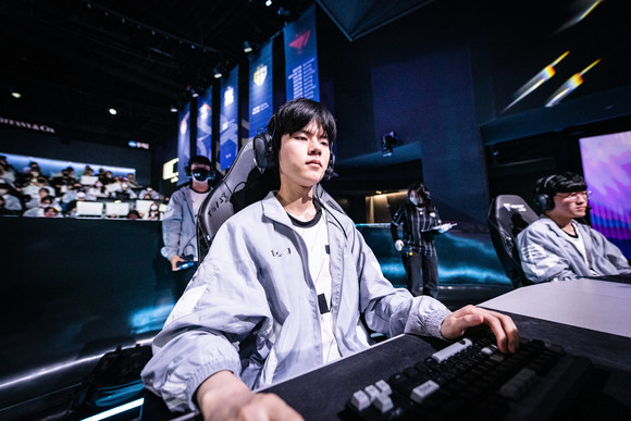 LCK 2번째로 400승 달성한 디플러스 기아 '데프트' 김혁규. ⓒ LCK