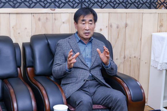 이해수 포항 오천농협조합장이 인터뷰를 하고 있다. = 김진호 기자