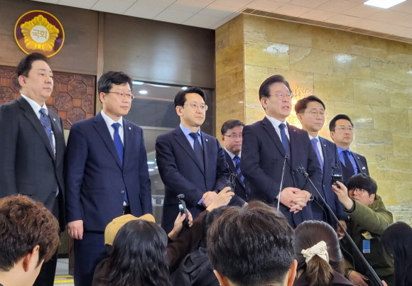 이재명 더불어민주당 대표는 27일 체포동의안 표결 후 기자 앞에서 입장을 전했다. = 박성현 기자