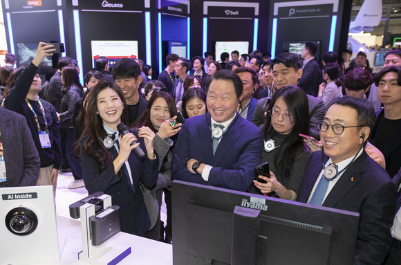 최태원 SK그룹 회장이 MWC 2023에 첫 방문했다. ⓒ SK그룹