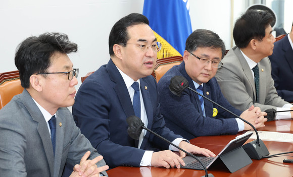 박홍근 더불어민주당 원내대표가 오늘 오전 국회에서 열린 원내대책회의에서 발언하고 있다. ⓒ 연합뉴스