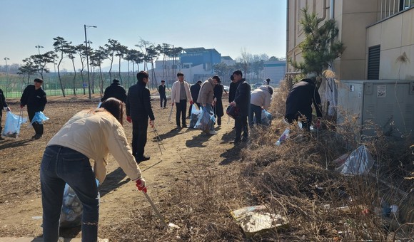 28일 세종명학산단을 비롯한 산업단지 14곳에서 입주기업 종사자들이 쓰레기 줍기를 하고 있다. ⓒ 세종시