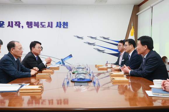 박동식 사천시장과 장충남 남해군수가 관광상품 개발을 위해 머리를 맞대고 있다. ⓒ 프라임경제