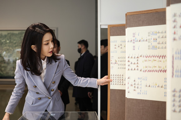 지난 2월21일 오후 서울 용산구 국립중앙박물관에서 열린 '외규장각 의궤, 그 고귀함의 의미' 특별전에 참석한 김건희 여사. ⓒ 연합뉴스