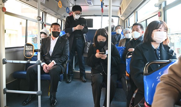 최원철 공주시장이 지난 2일 103번 시내버스에 직접 탑승해 시내버스 노선을 점검하고 학부모와 학생들의 의견을 청취하고 있다. ⓒ 공주시