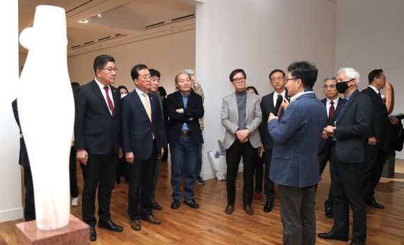 조원희 부의장은 3일 '현대미술기획전 및 소장품전 개막식'에 참석해 출품작를 둘러보고 있다. ⓒ 의회사무국