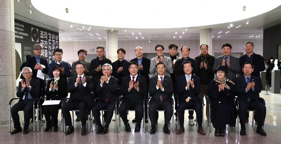 조원희 부의장은 3일 '현대미술기획전 및 소장품전 개막식'을 개최 후 관계자들이 기념촬영을 하고 있다. ⓒ 의회사무국
