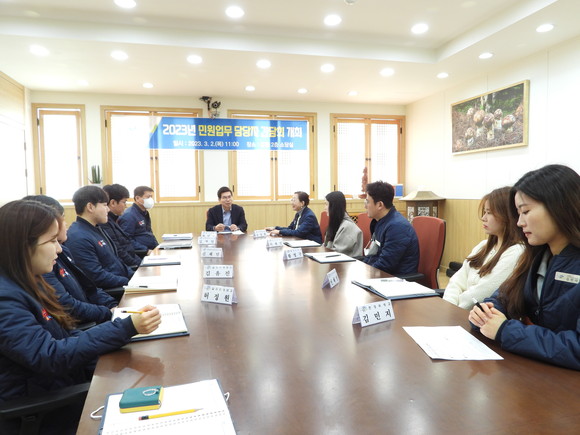 2일 김광열 영덕군수(가운데)가 영덕군청 소담실에서 민원담당 공무원들과 간담회를 갖고 있다. ⓒ 영덕군청