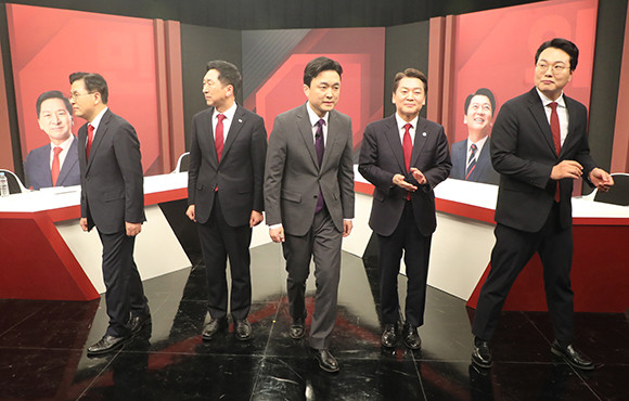 3일 방송 토론회 전, 당권주자들은 지지자 결집 및 투표 독려를 위한 여론전도 진행했다. ⓒ 연합뉴스