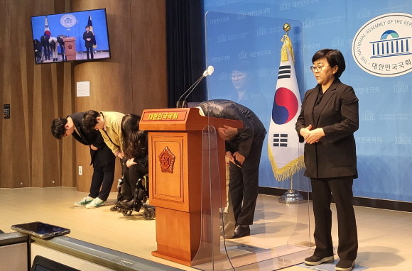박지현 전 더불어민주당 공동비상대책위원장 등 민주당 청년당원들이 국회 소통관에서 민주당 상황에 대해 국민께 사죄했다. = 박성현 기자