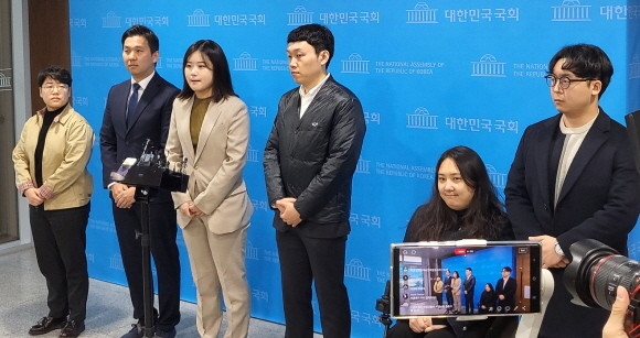 민주당 청년당원들은 6일 기자회견을 진행한 이유에 대해 어려운 경제위기 상황에서도 국민을 우선하지 않는 현 정치상황 때문이라고 밝혔다. = 박성현 기자