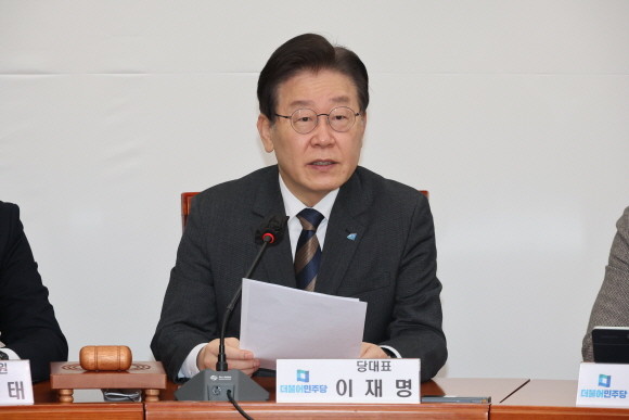 이재명 더불어민주당 대표는 6일 확대간부회의에서 정부의 기업 규제 완화 기조를 놓고 비판의 목소리를 냈다. ⓒ 연합뉴스