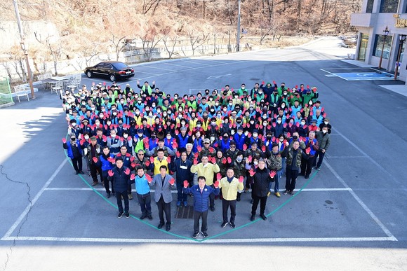 3일 김천시는 김충섭 시장을 비롯해 김해문 대신동장, 이우청 도의원, 이승우 시의원, 정재정 시의원, 공무원 및 10개 유관단체 200여명이 참석해 지구환경 살리기 환경정비 활동을 펼쳤다고 밝혔다. ⓒ 김천시