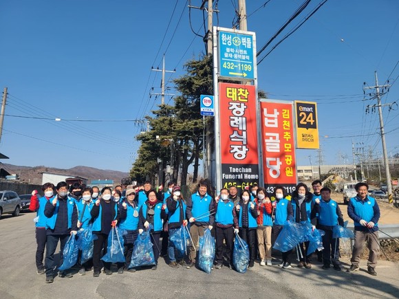 3일 대신동 유관단체 회원들이 환경정비 작업 후 기념촬영을 하고 있다. ⓒ 김천시
