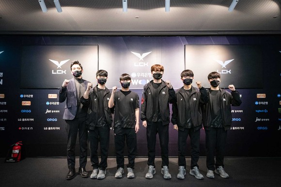'난적'을 연파하면서 자력으로 PO 티켓을 손에 넣은 KT 롤스터. ⓒ LCK