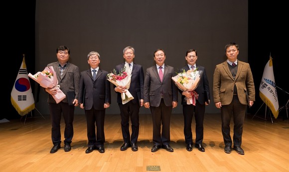 최민호 세종시장은 6일 열린 3월 직원소통의 날에서 지방세 성실납세 풍토조성 유공 세종시장 표창 수상 후 기념촬영을 하고 있다. ⓒ 세종시