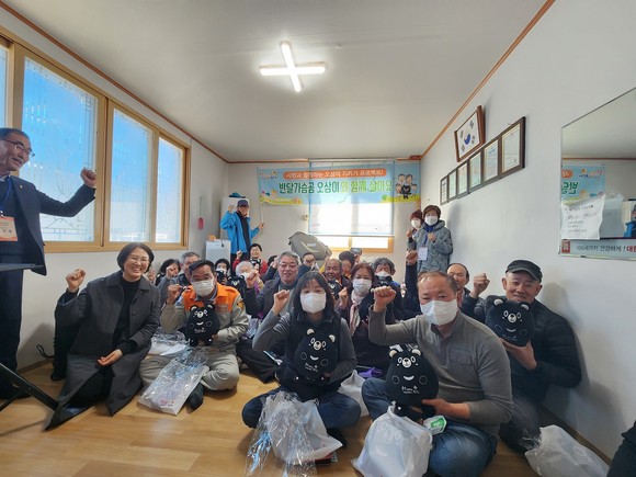 6일 김천시 증산면 노인정을 찾아 멸종위기 반달가슴곰을 만났을때 행동 요령을 교육하고 있다. ⓒ 김천시