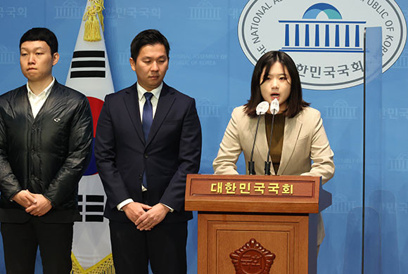 박지현 전 더불어민주당 공동비상대책위원장이 기자회견을 하고 있는 모습. ⓒ 연합뉴스