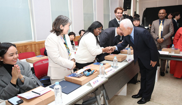 다수 부처에서 이주배경인에 대한 정책을 추진하고 있지만 보다 거시적이고 통합적인 관점에서 누구 하나 소외되지 않고 이주배경인을 존중하는 사회가 되기 위해서는 아직 해결해야 할 과제가 많다. ⓒ 통합위