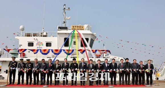 충남 국내 1호 친환경 하이브리드 선박 테이프 커팅을 하고 있다. ⓒ 프라임경제