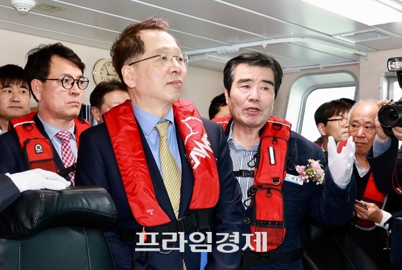 충남 국내 1호 친환경 하이브리드 선박 조타실에서 조승환 해수부장관과 김동일 보령시장이 담화를 나누고 있다. ⓒ 프라임경제