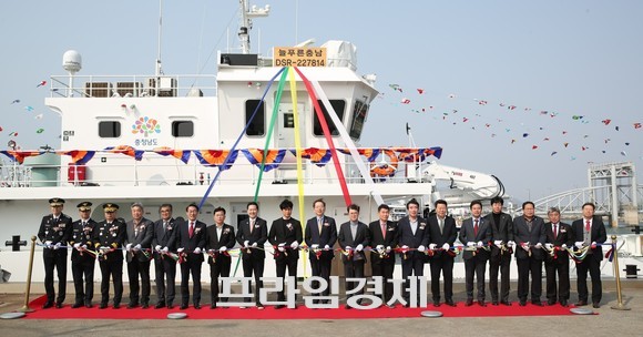 김태흠 지사가 7일 조승환 해수부장관 및 김동일 보령시장 등과 함께 국내 1호 친환경 하이브리드 선박인 '늘푸른충남호'의 취항식 테이프 커팅을 하고 있다. ⓒ 프라임경제
