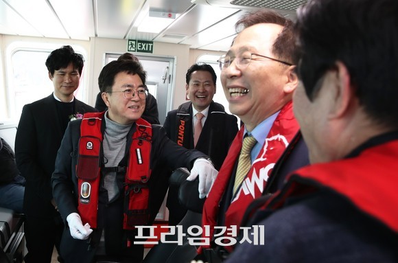 지난 7일 김태흠 지사가 조승환 해수부장관과 함께 취항 전 조타실에서 환담을 나누고 있다. ⓒ 프라임경제