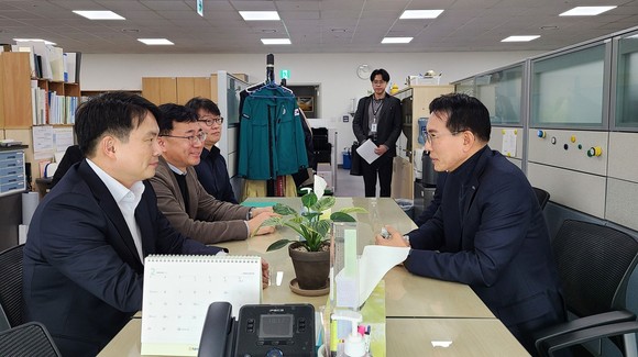 이완섭 서산시장이 지난 7일 서정훈 교부세과장과 지역 현안 해결을 위해 소통하는 모습. ⓒ 서산시