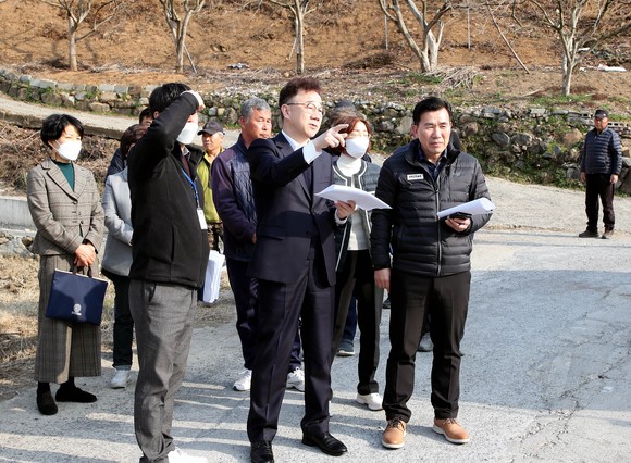 하승철 하동군수가 농촌공간 재구조화를 위해 현장을 점검하고 있다. ⓒ 프라임경제